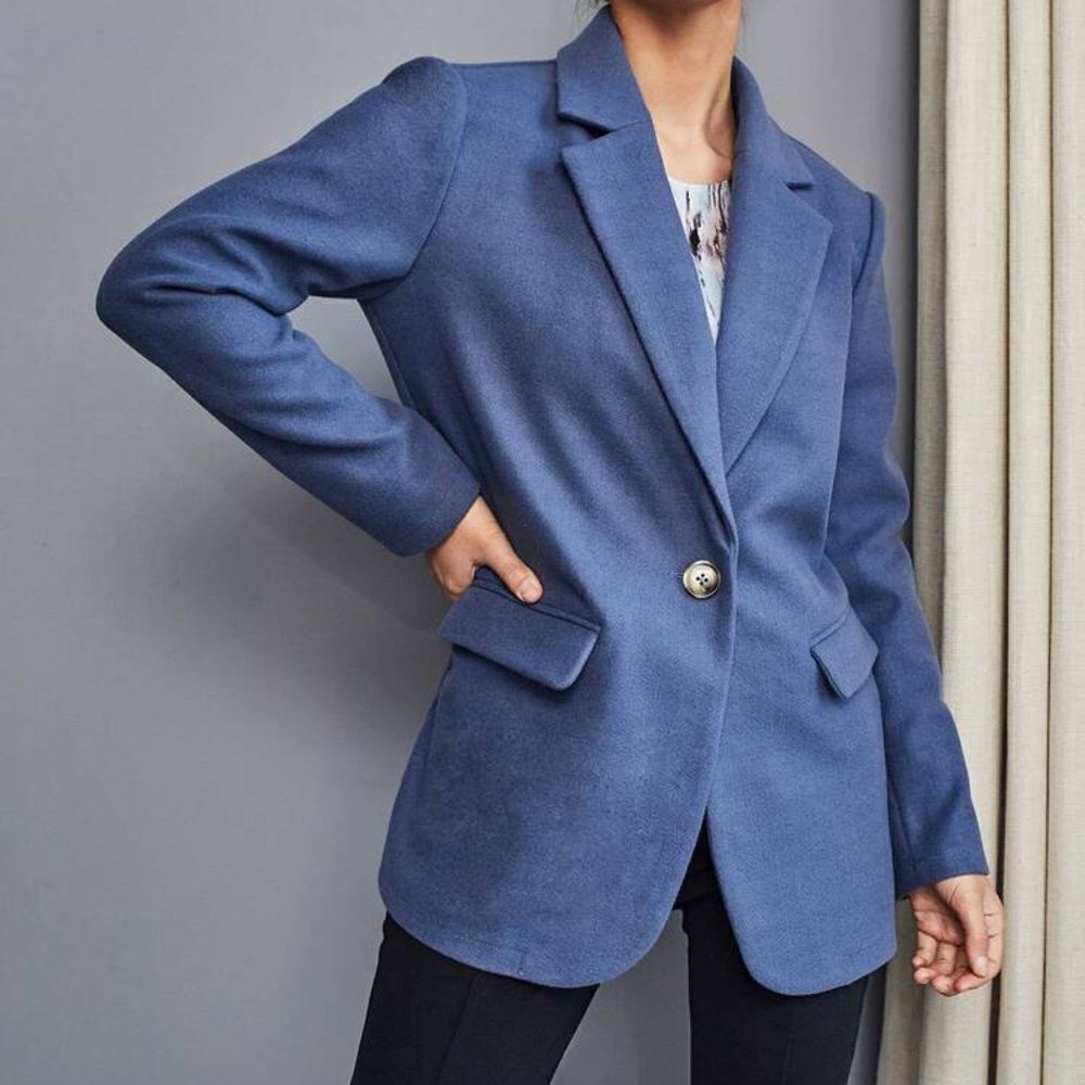 ✨HP✨Lapel Neck Split Back Blazer✨ - Picture 3 of 9